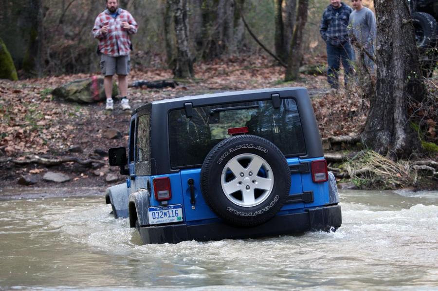  Jeep Wrangler Sport 2012 года  (фото 40 из 60)